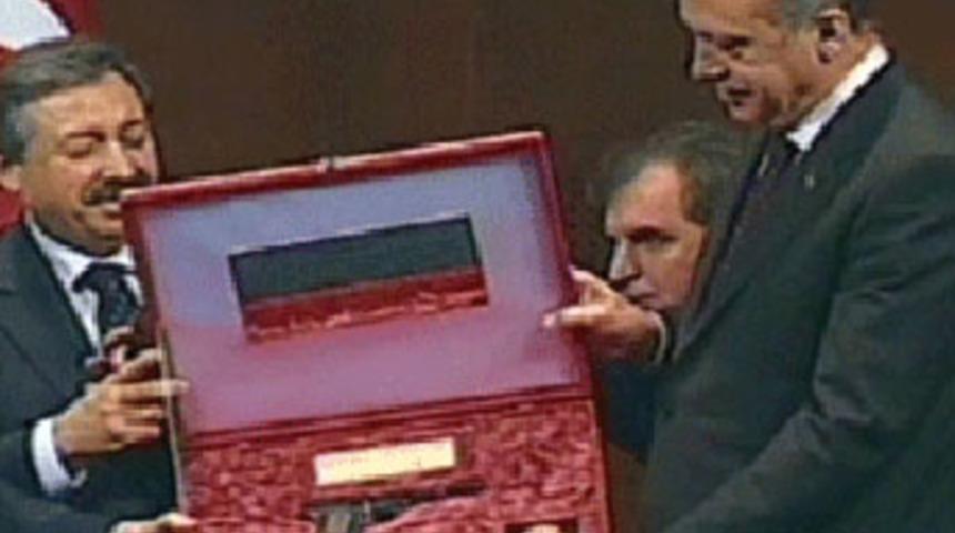 Başbakan’a tuğralı Osmanlı tabancası