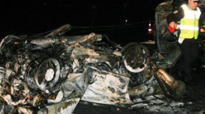 2 ara&ccedil; &ccedil;arpıştı: 6 kişi yanarak can verdi