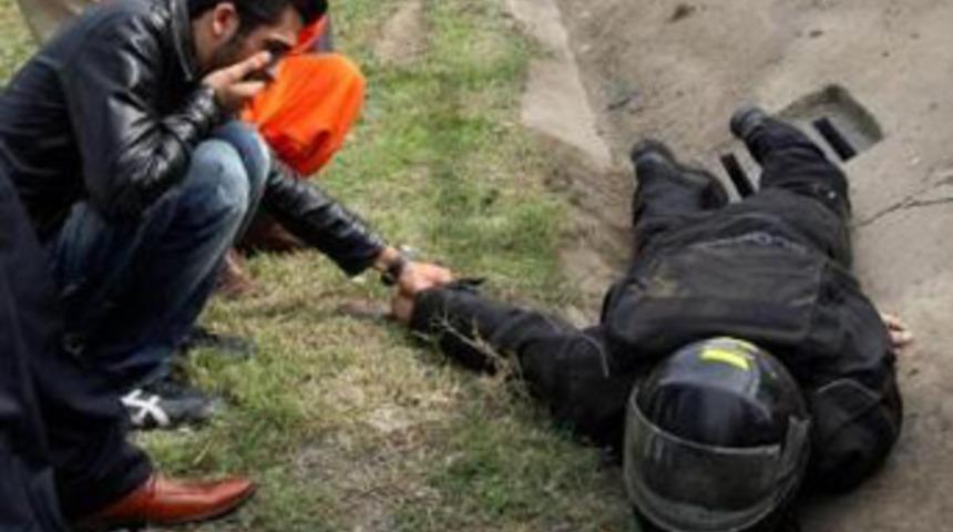 S&uuml;r&uuml;c&uuml;: Abi, ne olur kalk ya