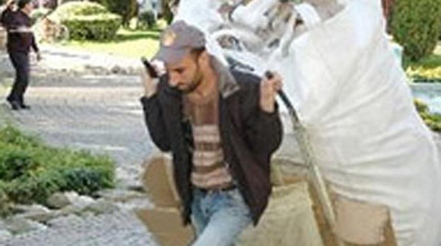 Çöp toplayıcısı el üstünde