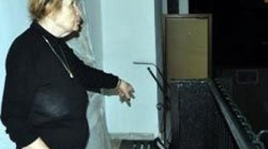 &Uuml;nl&uuml; sanat&ccedil;ıya hırsız şoku