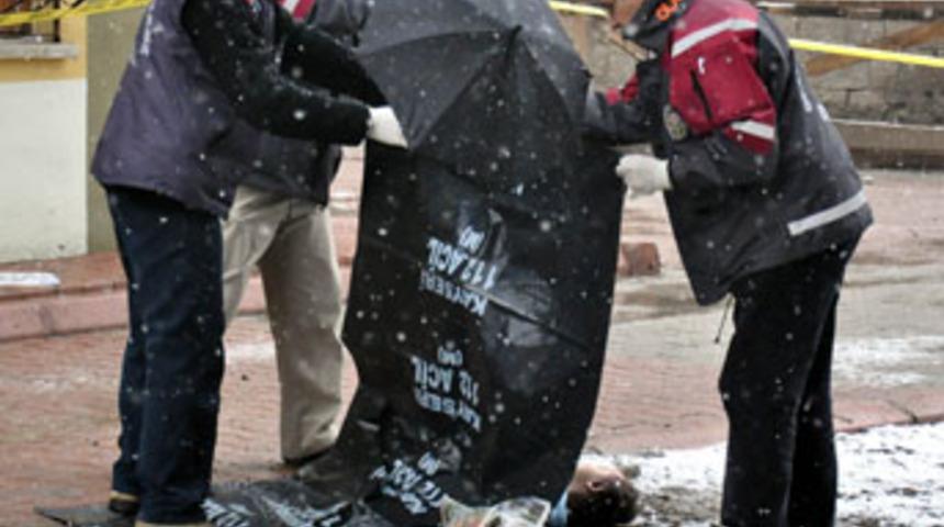 Cinnet ge&ccedil;iren anne oğlunu 5. kattan attı