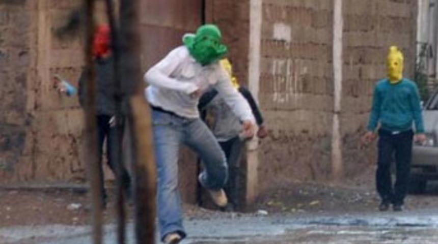 Flaş...Van'da olay! 20 kişi g&ouml;zaltında