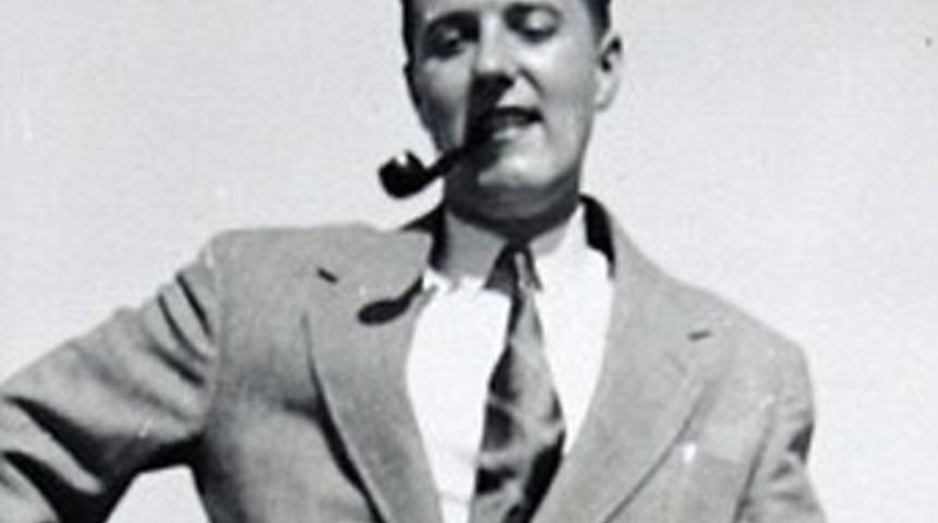 Tek takım elbise giyip milyoner olarak &ouml;ld&uuml;