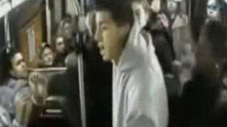 Kız kavgasının arasına girdi, dayağı yedi