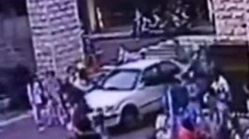 &Ouml;ğrencileri ezdi