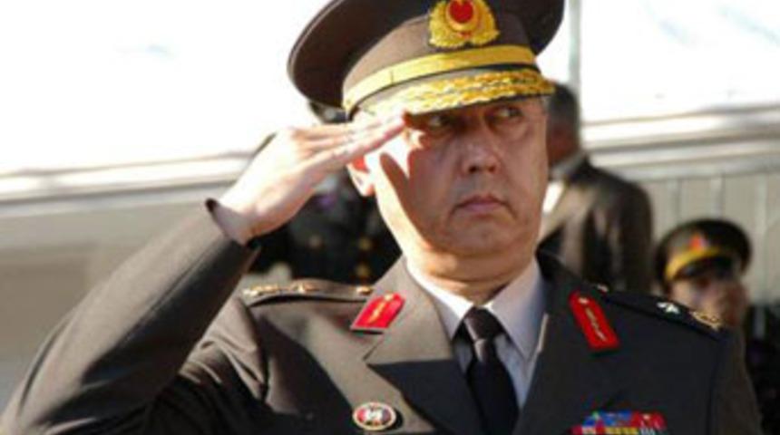 Tuğgenerale su şişesi fırlattı