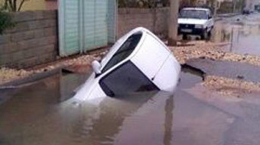 Adıyaman'da su borusu patladı, asfalt &ccedil;&ouml;kt&uuml;
