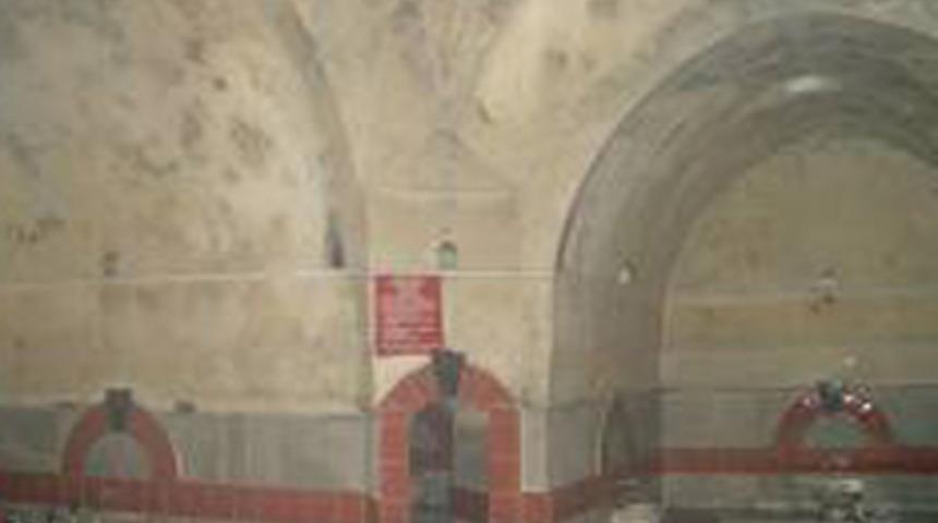 Kadınlar hamamına bacadan erkek d&uuml;şt&uuml;