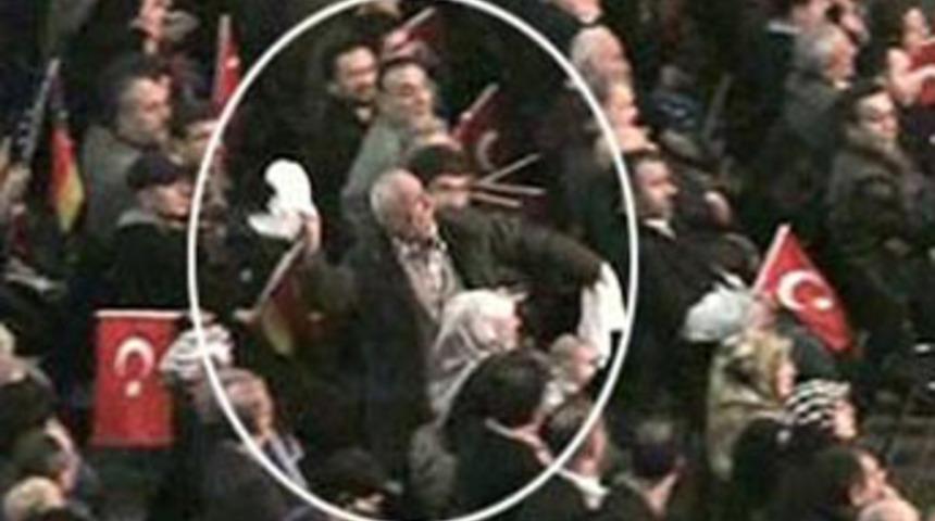 Başbakan Erdoğan'a &ccedil;arşaf fırlattı!