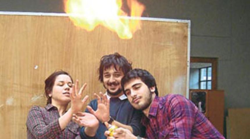 Aref'i arkadaşlarından dinleyin