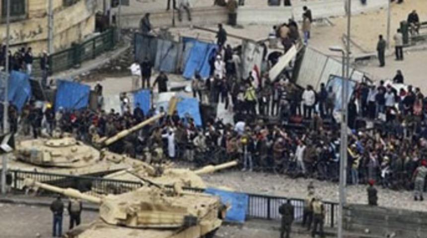 Asker toplantıda, yüzbinler ayakta