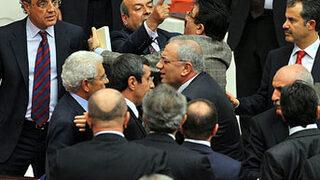 Meclis'te yumruklu kavga