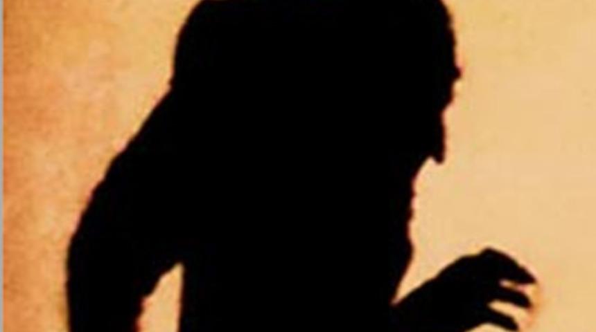 Kocasını &ccedil;ıplak g&ouml;rd&uuml;, şeytan zannetti