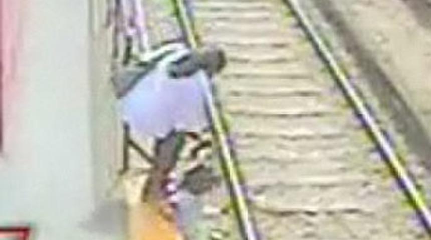 Kızını raylara attı