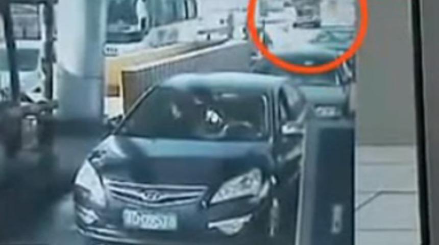 Kamyon gişedeki ara&ccedil;ları b&ouml;yle bi&ccedil;ti