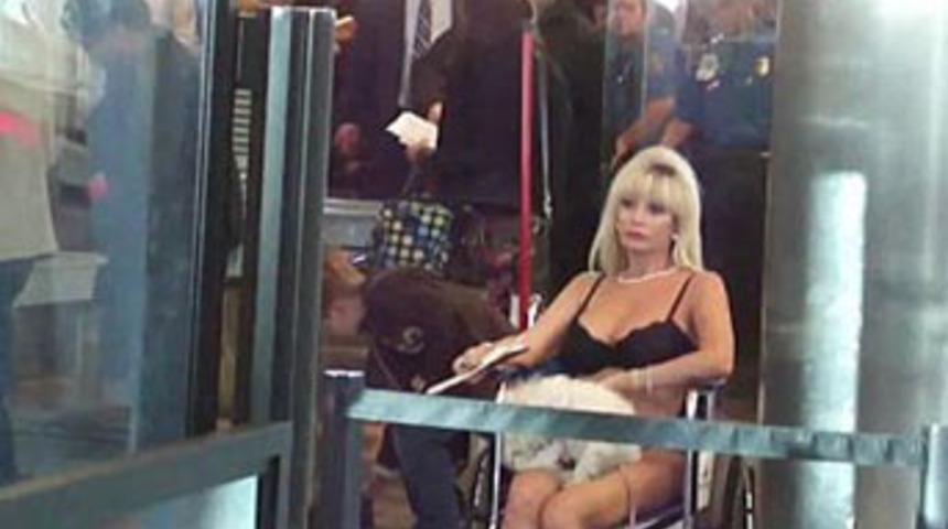 Havalimanında skandal g&ouml;r&uuml;nt&uuml;ler!