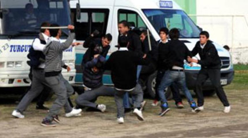 Lise ma&ccedil;ında taşlı sopalı kavga