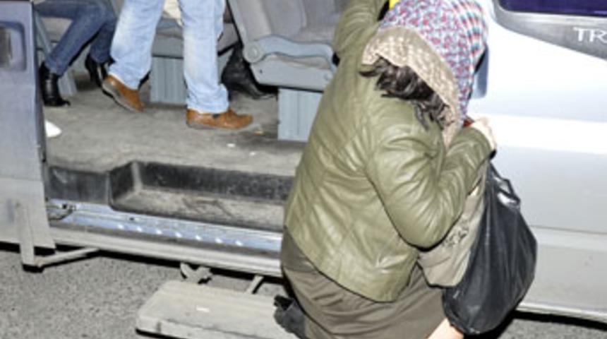 Fuhuş tuzağından yalın ayak polise kaçtı