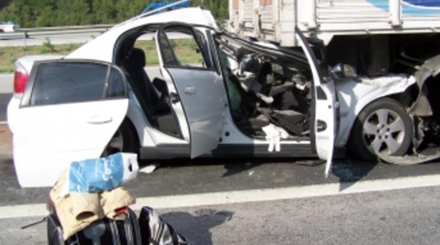 Kamyonun altına giren otomobilde 2 kişi &ouml;ld&uuml;