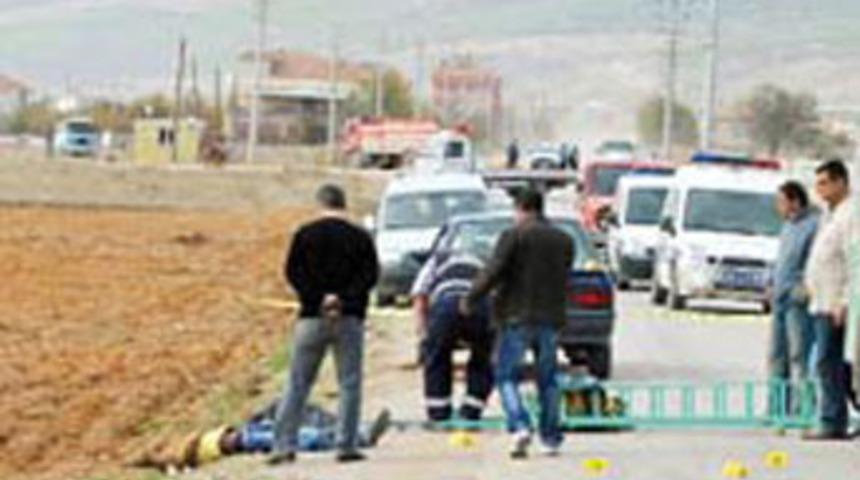 Boğazını kesip tarlaya attılar