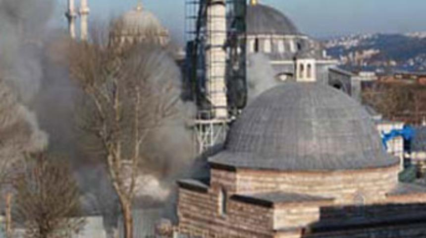 Tarihi cami alev alev yanıyor