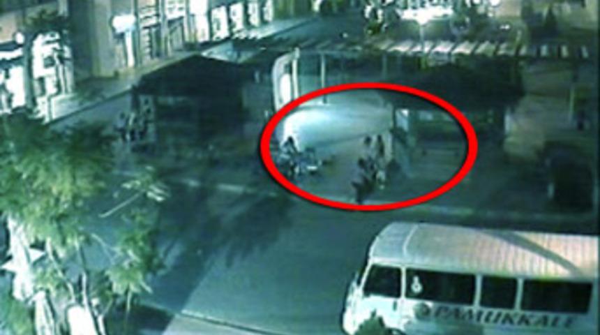 &Ccedil;ocuklarının g&ouml;z&uuml; &ouml;n&uuml;nde eşini bı&ccedil;akladı