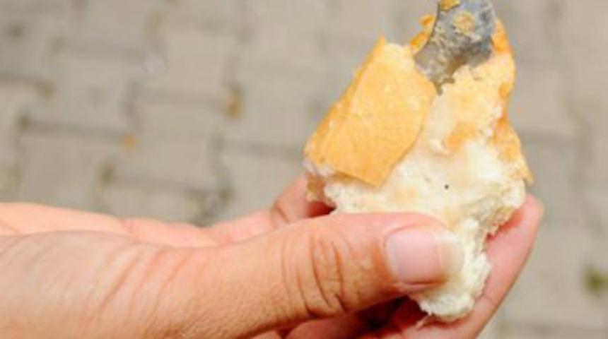 Ekmekten &ccedil;ıkan metal dişini kırdı