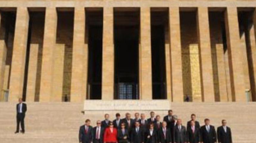 Yeni HSYK'dan Anıtkabir'e ziyaret