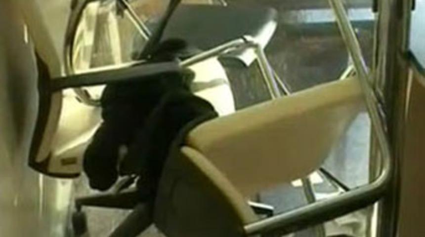 25 kişi Adana Belediyesi'ni bastı!