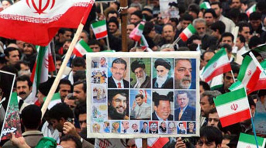 İran'da G&uuml;l ve Erdoğan fotoğrafları