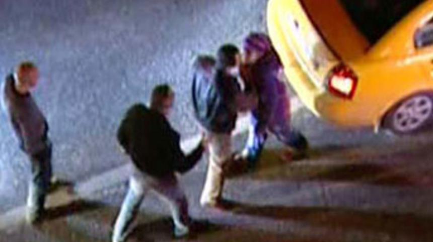 Elindeki sopayla erkeklere kafa tuttu