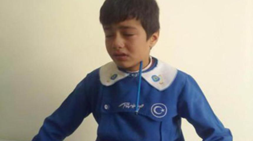 Boğazına kalem saplandı