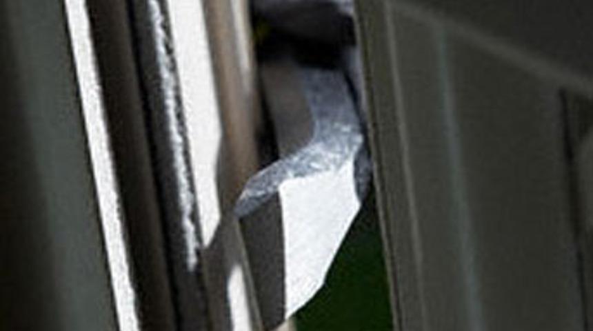 G&ouml;r&uuml;nce evi sessizce terk edin