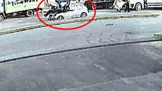 Üniversiteli kızlara araba çarptı