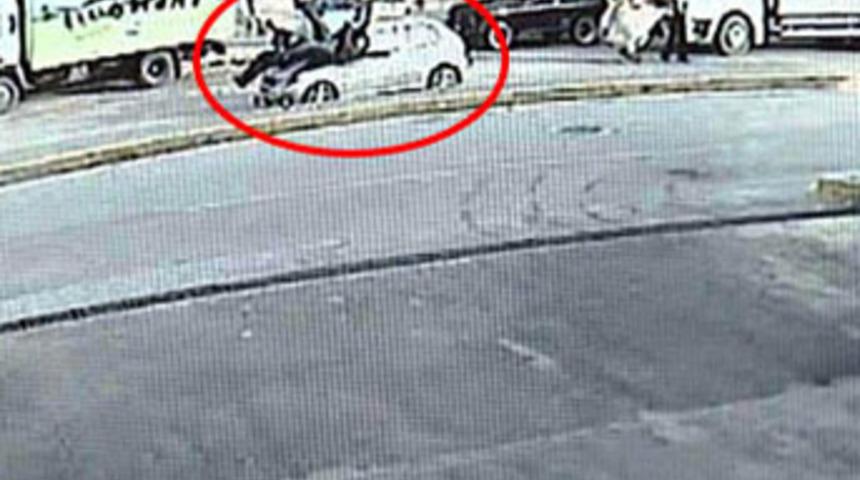 Üniversiteli kızlara araba çarptı