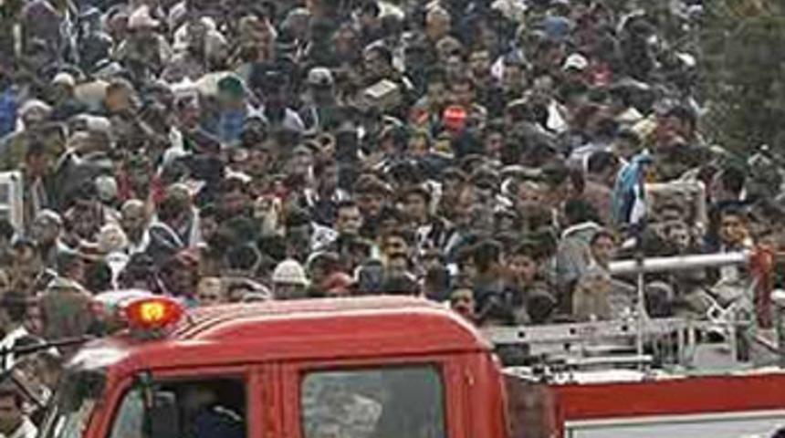 İsyan ateşi bir &uuml;lkeye daha sı&ccedil;radı