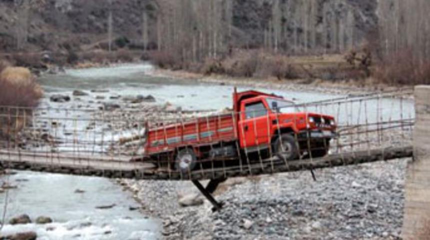 Asma k&ouml;pr&uuml;de mahsur kaldı