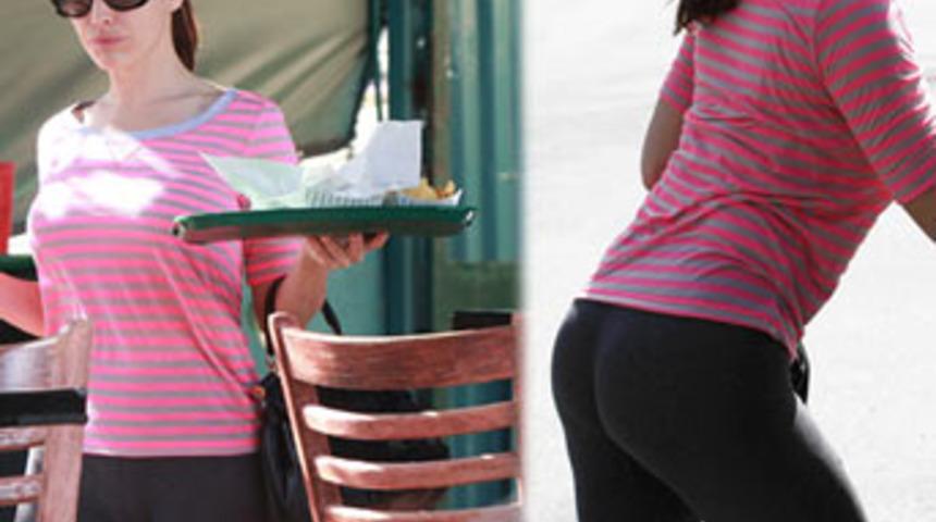 &Ouml;yle bir kıyafet giydi ki...