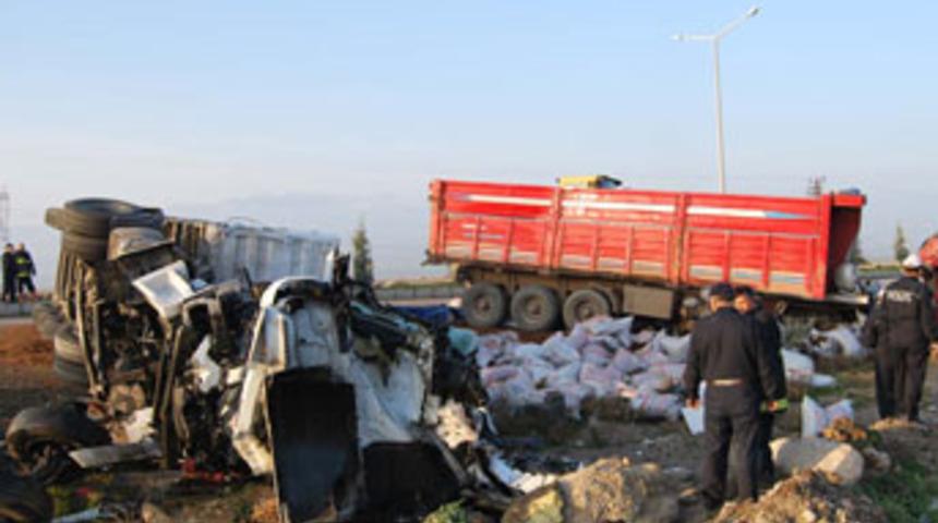 Kamyonlar birbirine girdi: 4 &ouml;l&uuml;