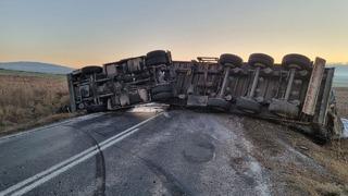 Çorum'da devrilen tırın sürücüsü yaralandı