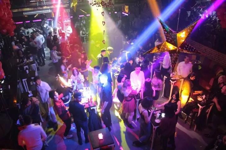 'Damsız girilmez' mahkemeye taşındı: Eğlence mekanlarına gidenleri ikiye bölen uygulamaya vize çıktı! G3