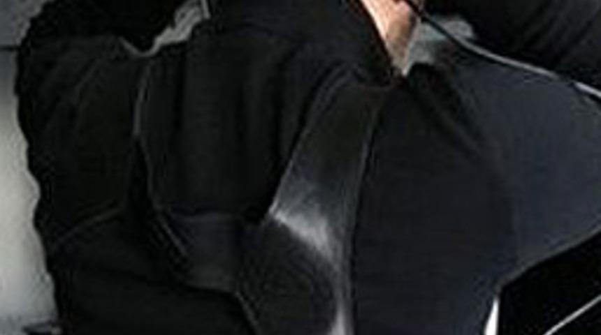 &Uuml;&ccedil;&uuml;nc&uuml; g&ouml;z&uuml; ensesine taktırdı!