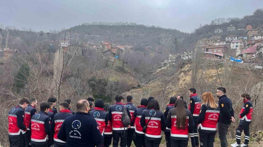 Heyelanın olduğu bölgede afet dersi işlediler