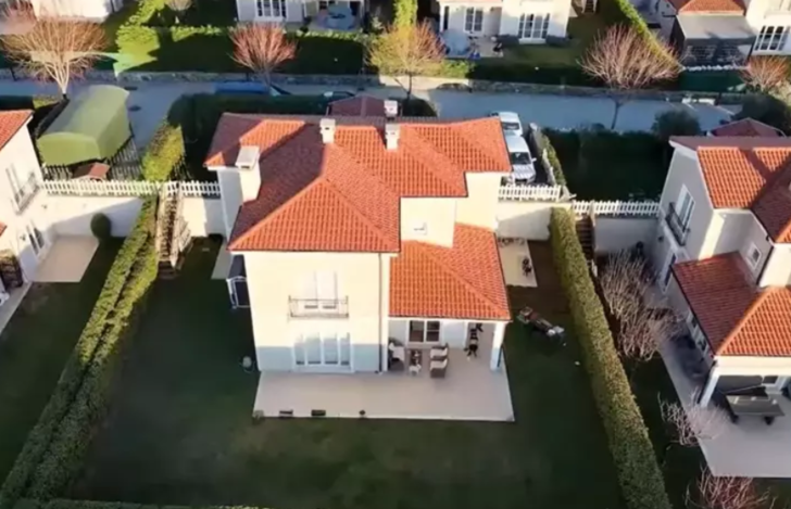 Ankaralı Ayşe olarak bilinen Ayşe Dinçer iki katlı villasının kapılarını açtı! G2
