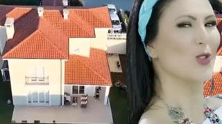 Ankaralı Ayşe olarak bilinen Ayşe Dinçer iki katlı villasının kapılarını açtı!