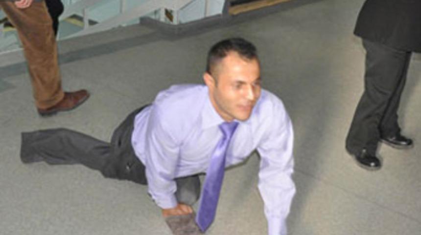 Valiyi ziyarete gidiyor