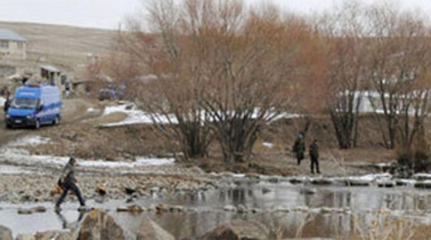 &Ccedil;ocuklar derede el bombası buldu!