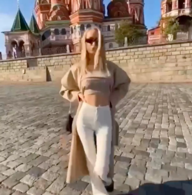 Hareketine kimse anlam veremedi! Kızıl Meydan'da bluzunu yukarı kaldırıp göğüslerini gösterdi... Tepkilerin odağına bir anda yerleşti G1