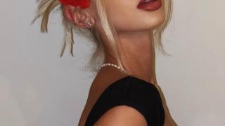 Hareketine kimse anlam veremedi! Kızıl Meydan'da bluzunu yukarı kaldırıp göğüslerini gösterdi... Tepkilerin odağına bir anda yerleşti